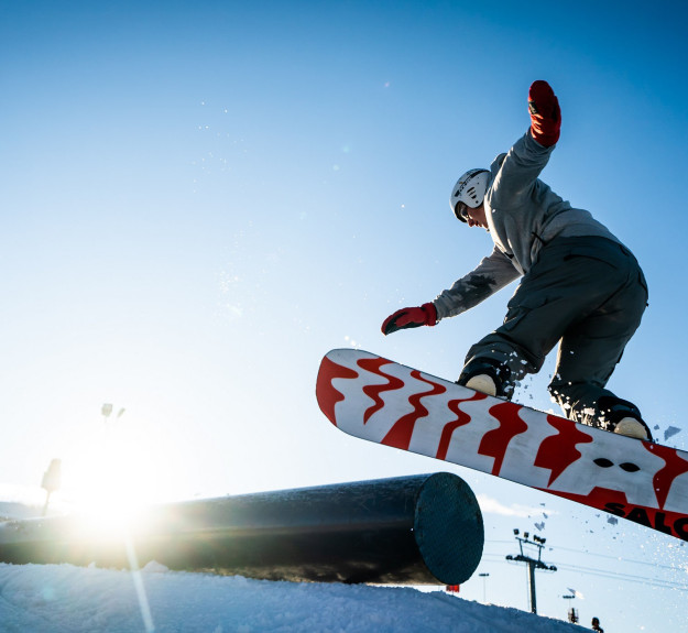 WinSport TerrainPark snowboardertrickoffrail