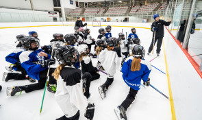 Winsport GirlsProgram youthgirlskneeloniceduringringette