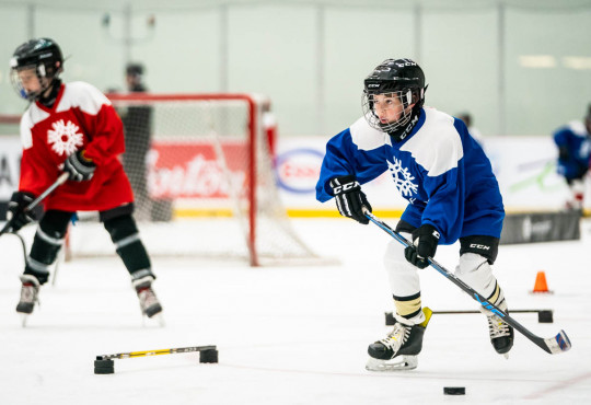 Winsport DevelopmentHockeyU11 twoplayersskatethroughobstacles