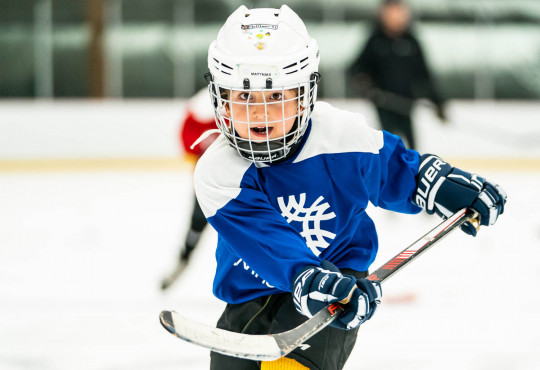 Winsport DevelopmentHockeyU9 youngplayerskateswithstickup