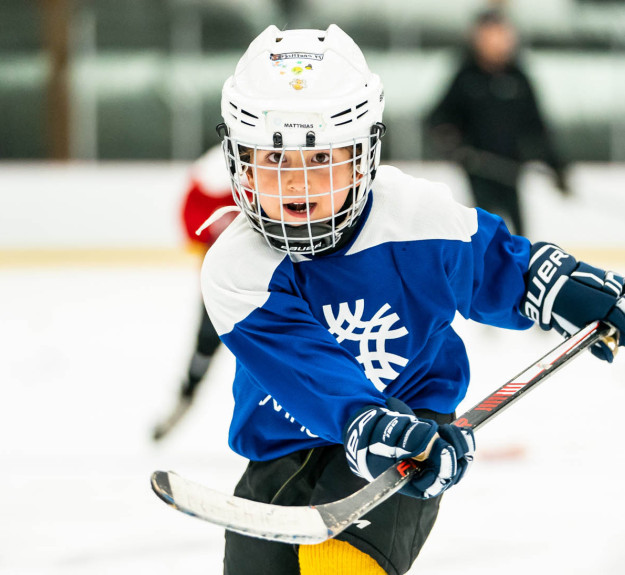 Winsport DevelopmentHockeyU9 youngplayerskateswithstickup