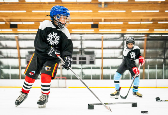 Winsport Youthhockey twohockeyplayers