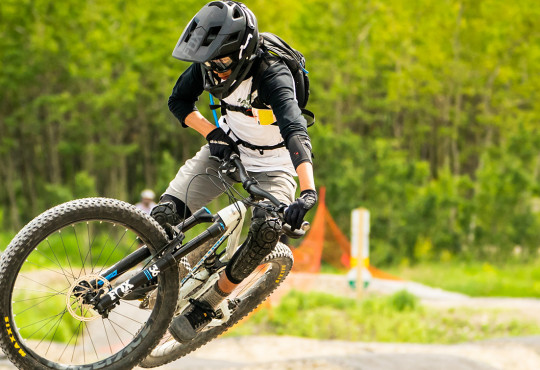 Winsport MountainBike Enduroridertakesjumpinskillspark hero