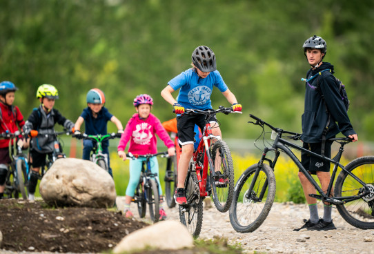 Winsport Mountainbiking instructorwithgroupofkids