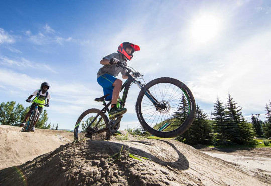 Winsport Mountainbiking twoexperiencedriderstraverseajump
