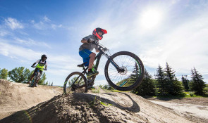 Winsport Mountainbiking twoexperiencedriderstraverseajump
