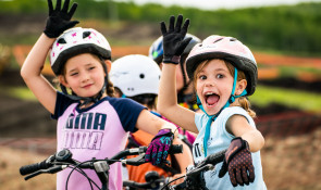 Winsport Mountainbiking twogirlswaving