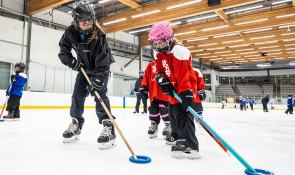 Winsport RingetteU12 ringettecoachdemonstratesforaplayer