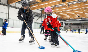 Winsport RingetteU12 ringettecoachdemonstratesforaplayer