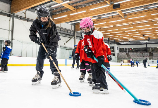 Winsport RingetteU12 ringettecoachdemonstratesforaplayer