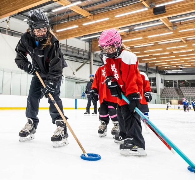 Winsport RingetteU12 ringettecoachdemonstratesforaplayer