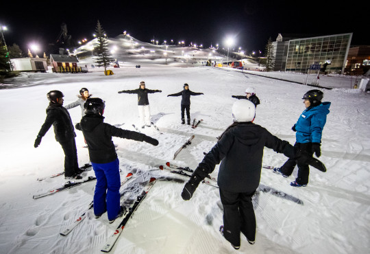Winsport WomensSkilesson groupofwomenincircleonskis