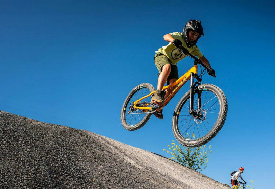 Winsport SummerCamps youngboyridingooverjumponhismountainbike