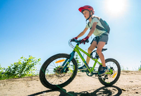 young girl learning how to properly turn on a berm